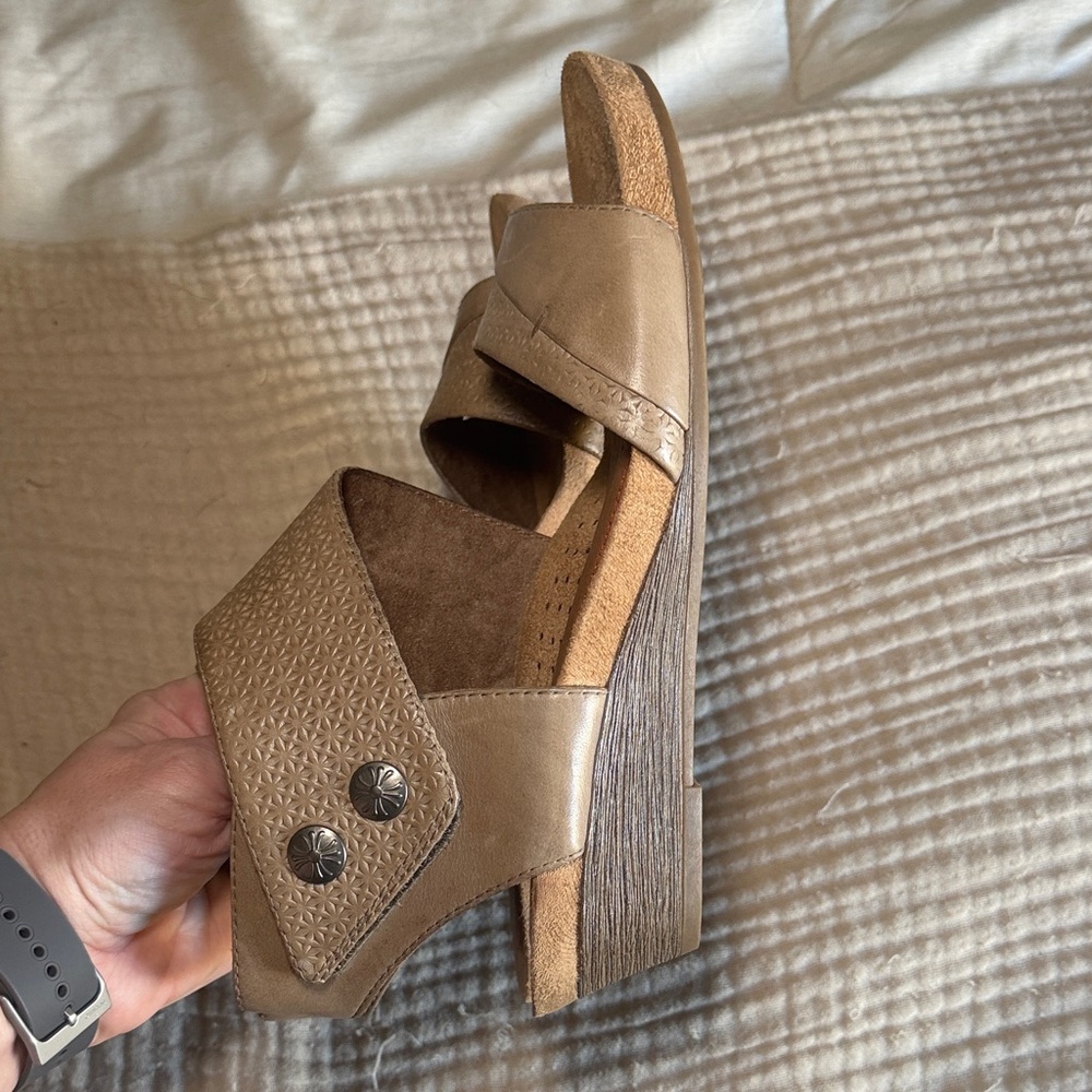 Rockport Women's Taupe Velcro Wedge Sandals Size 8 - Picture 3 of 6
